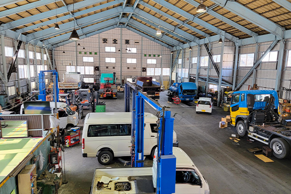 株式会社吉平自工の整備工場内観